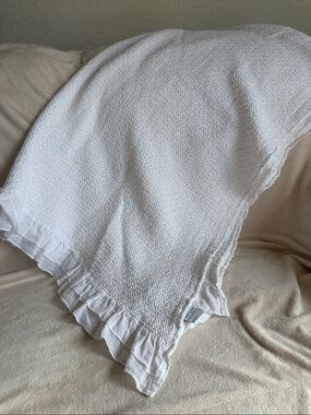 INUP Home Classic White Ruffled Throw Blanket